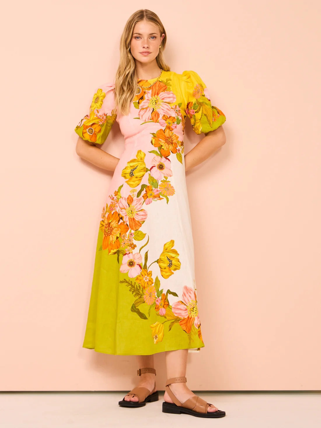 Stilla | Trendy Blomstret Midi Kjole Til Ferie