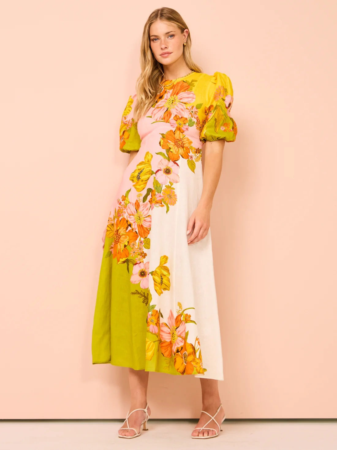 Stilla | Trendy Blomstret Midi Kjole Til Ferie