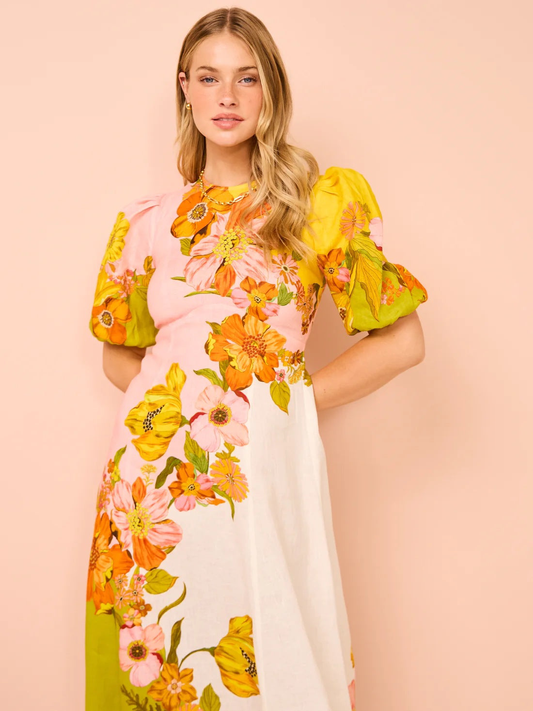 Stilla | Trendy Blomstret Midi Kjole Til Ferie