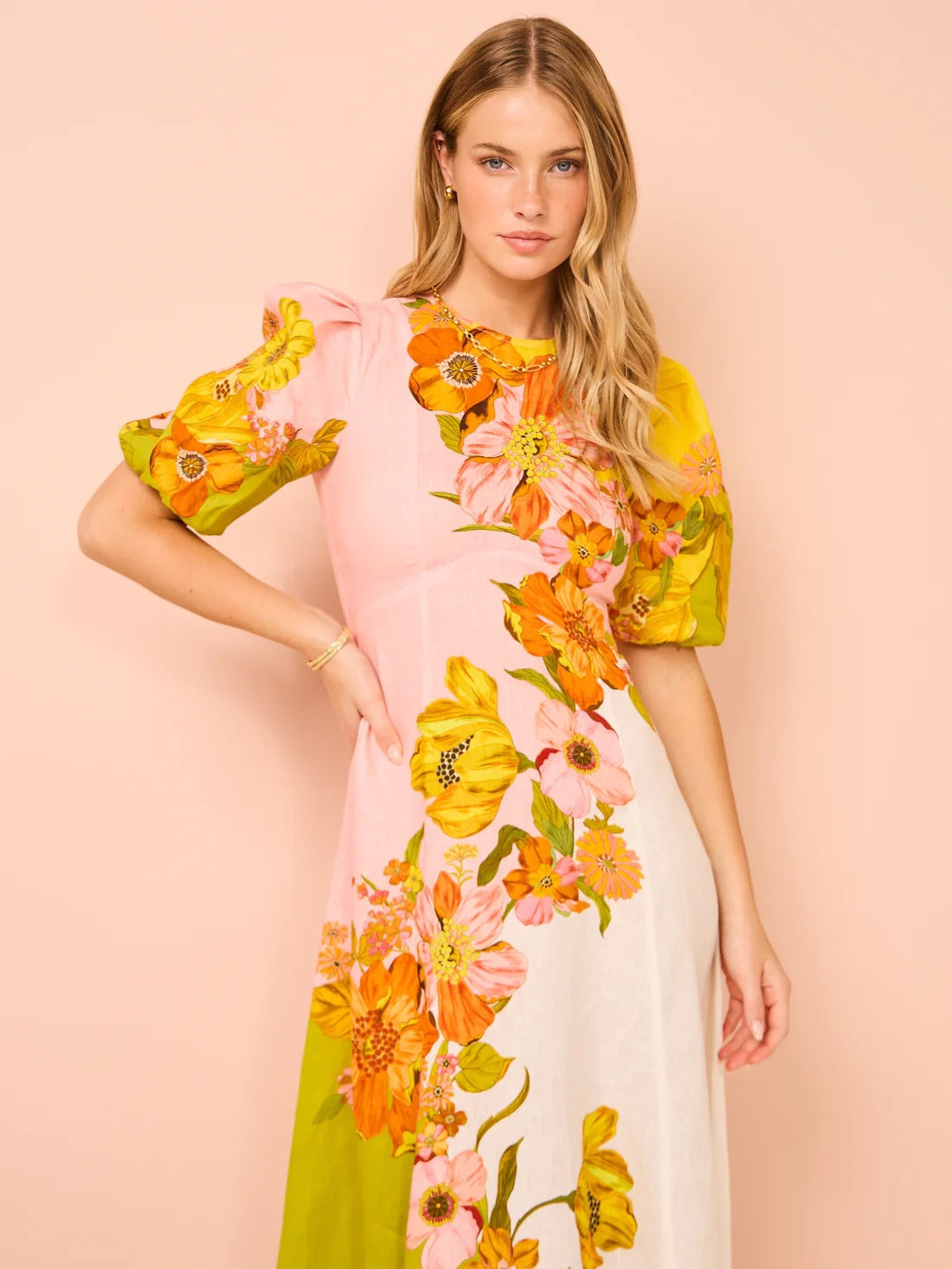 Stilla | Trendy Blomstret Midi Kjole Til Ferie