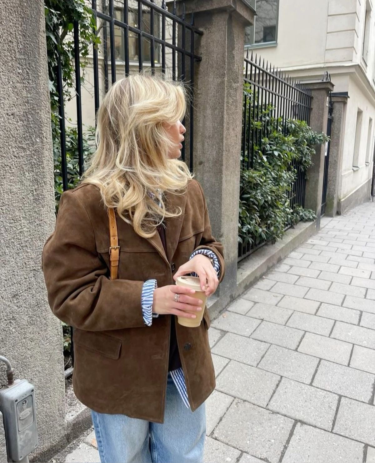 Stilla | Elegant Vest Med Suedes detaljer