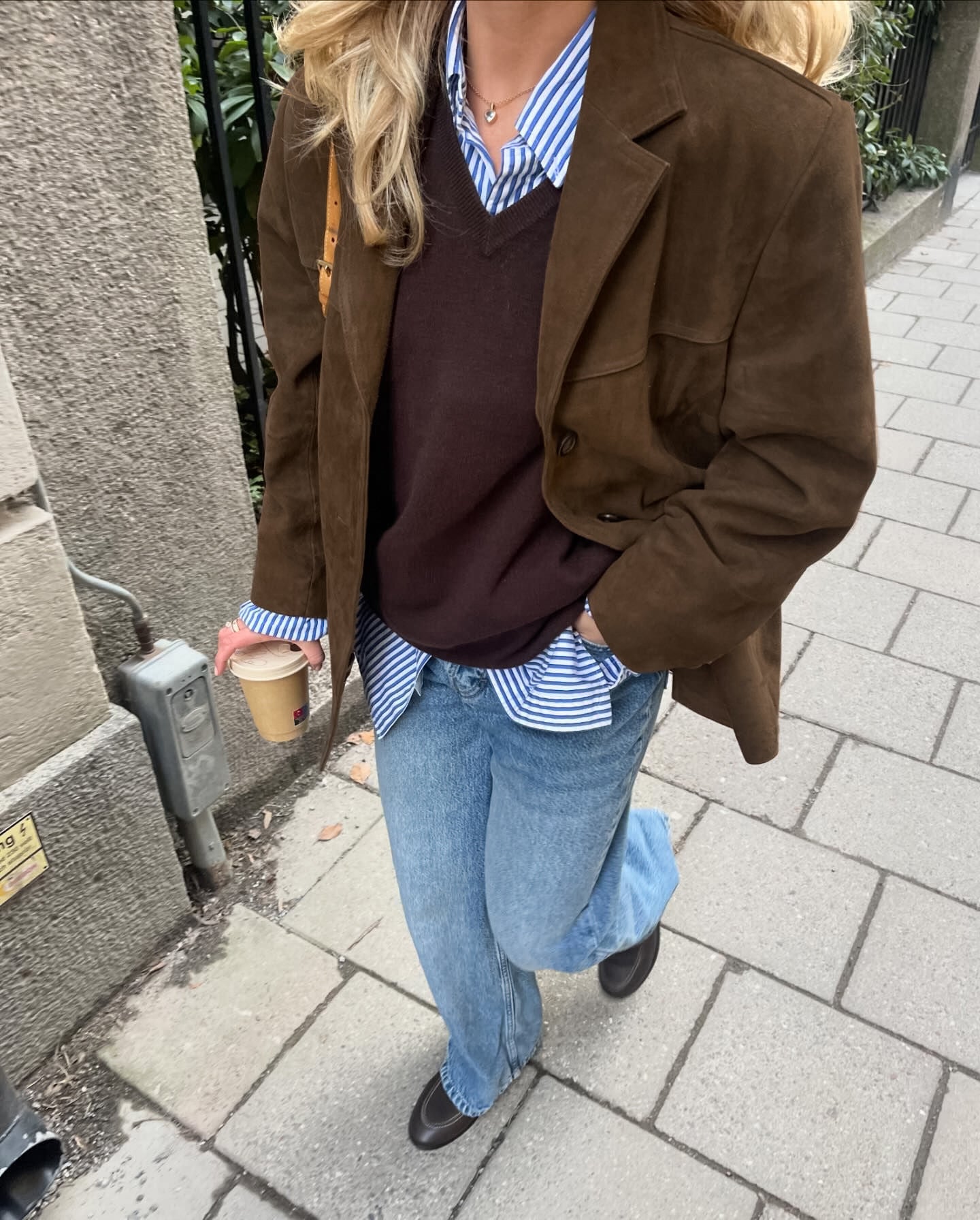 Stilla | Elegant Vest Med Suedes detaljer
