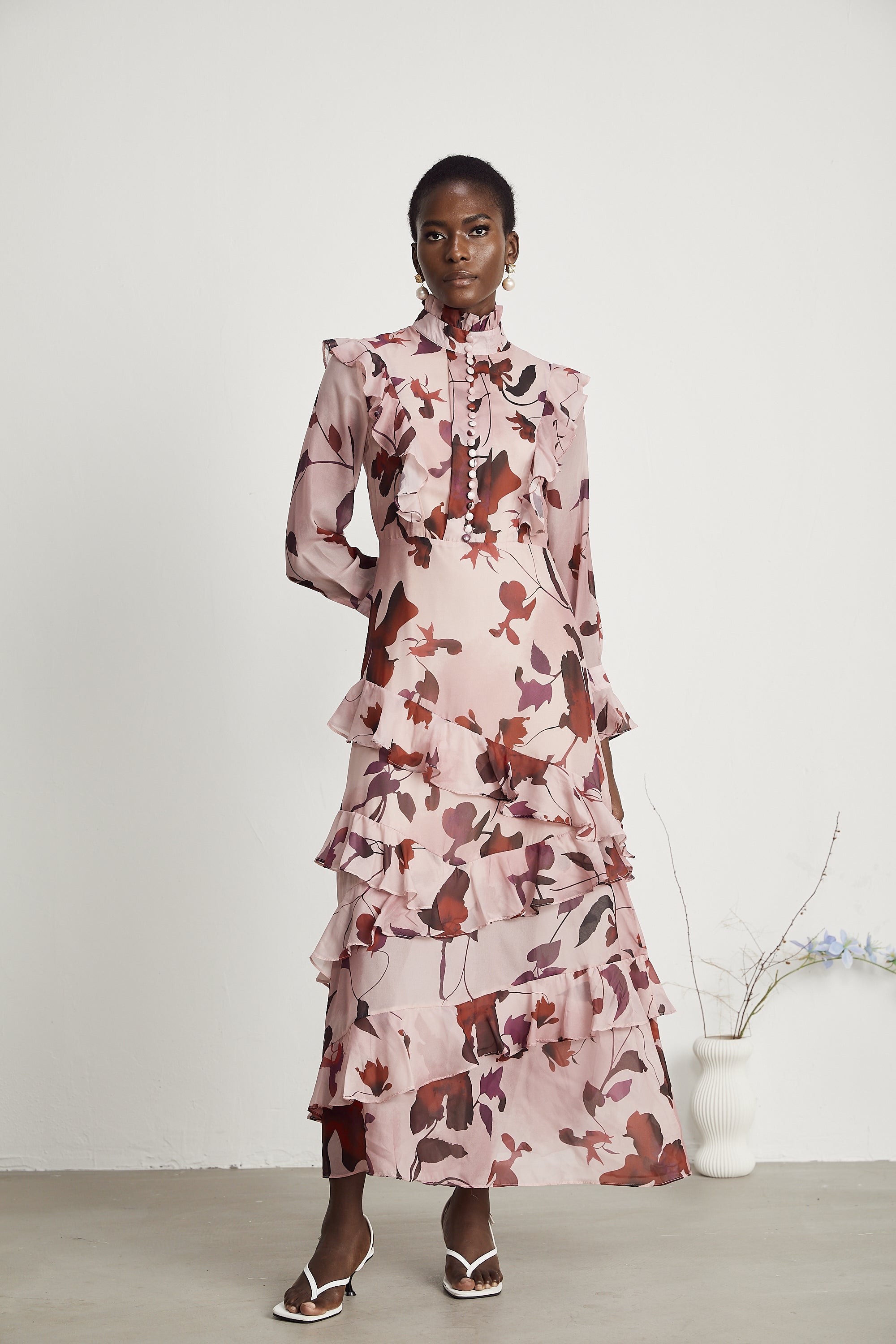 Stilla | Graphic Print Ruffle Maxi Kjole