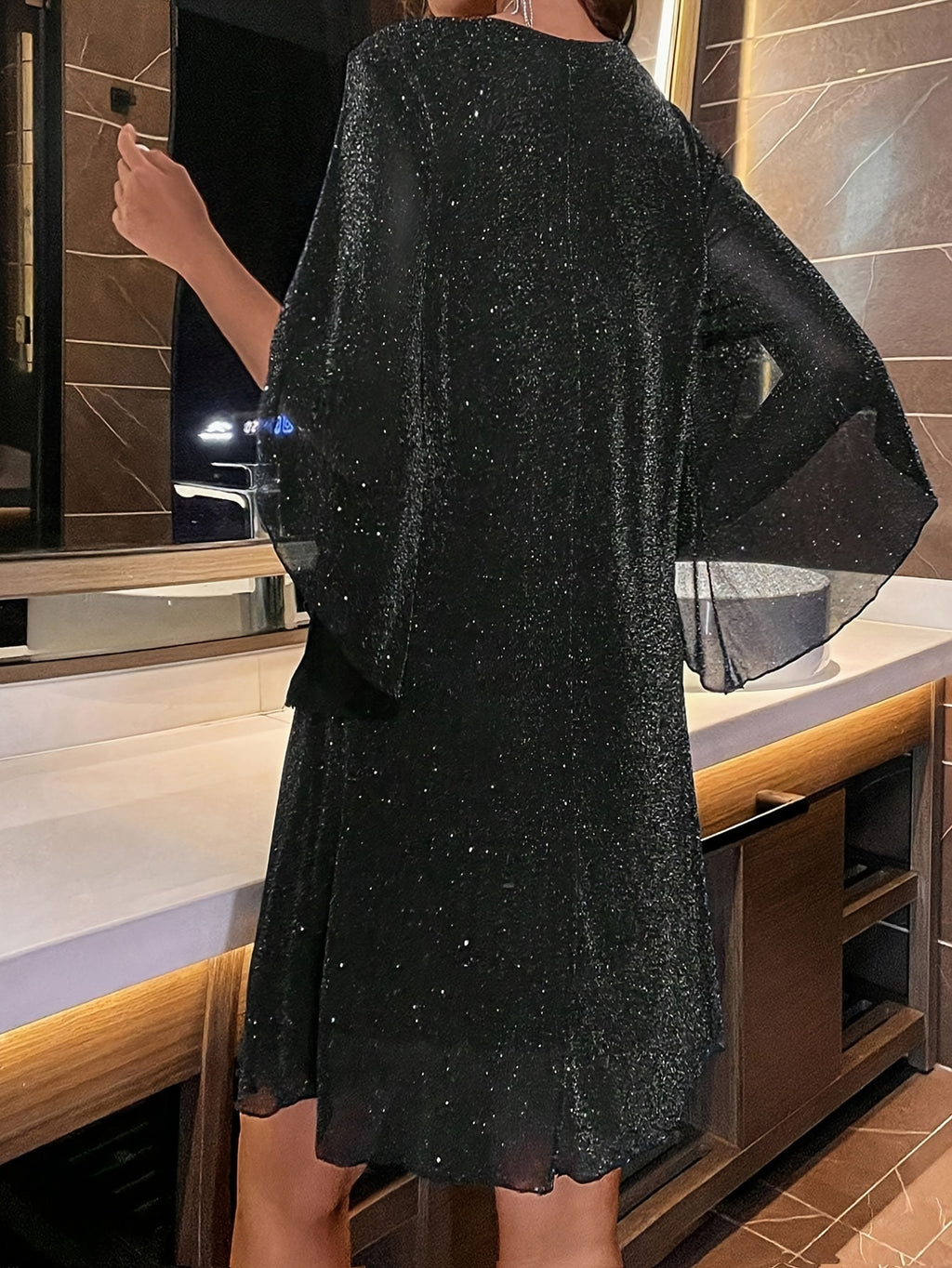 Stilla | Elegante Glitrende Kjole Med V-udskæring Og Slidsærmer Levere