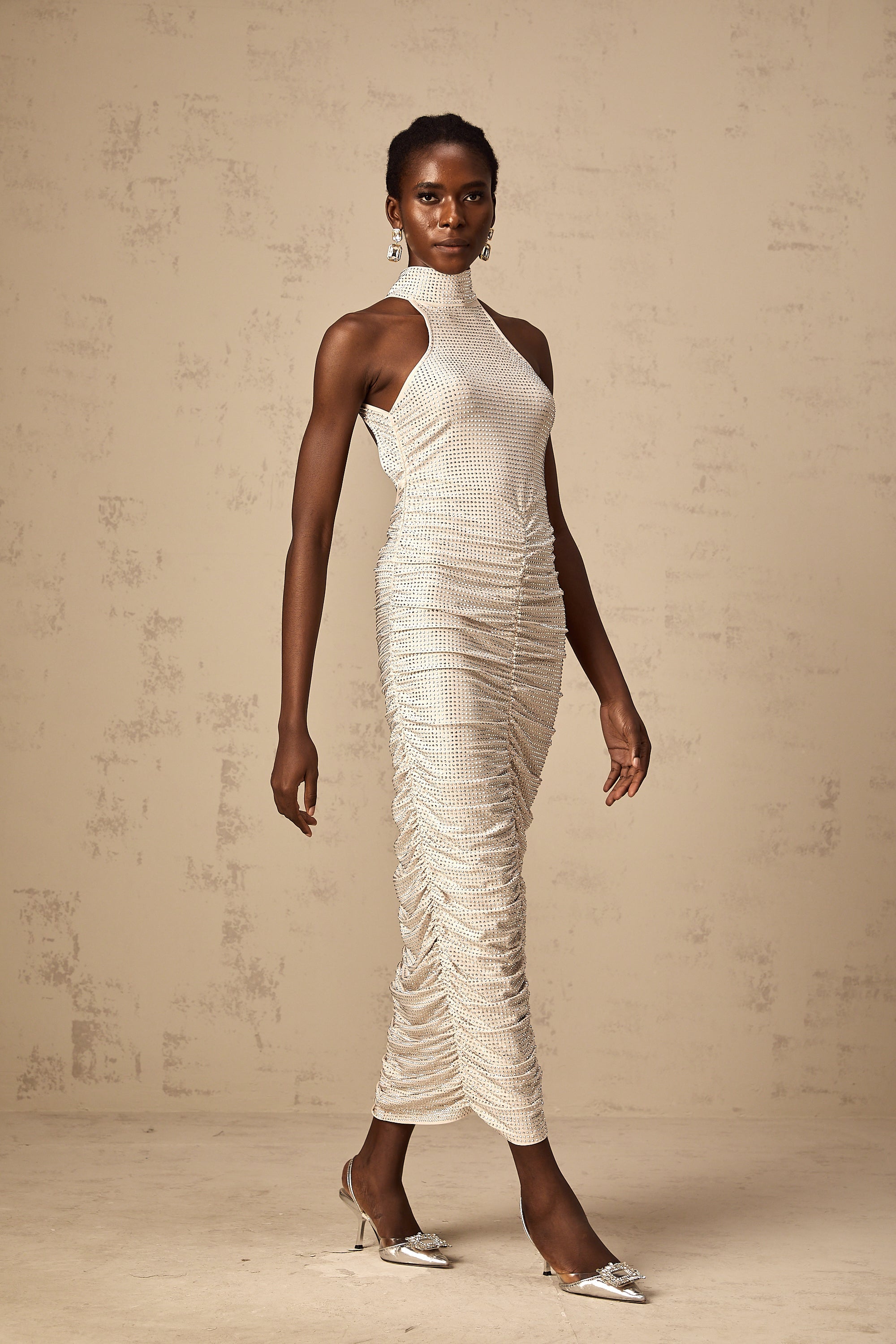 Stilla | Stud Embellished Fitted Ruched Midi Kjole