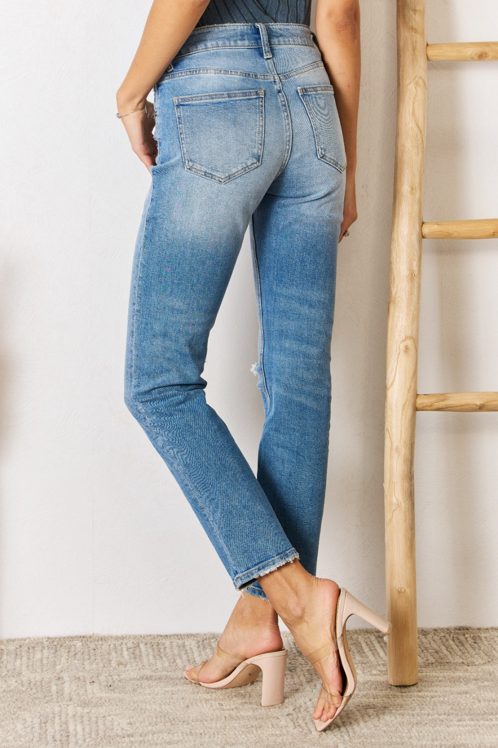 Stilla | High Rise Distressed Slim Straight Jeans Levere
