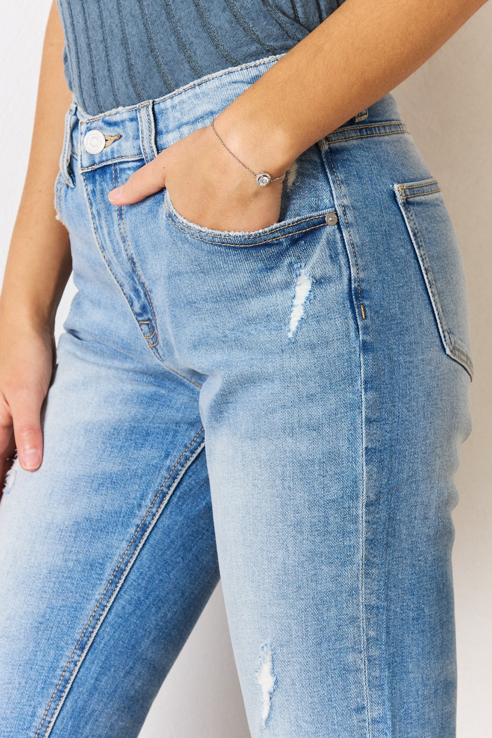 Stilla | High Rise Distressed Slim Straight Jeans Levere
