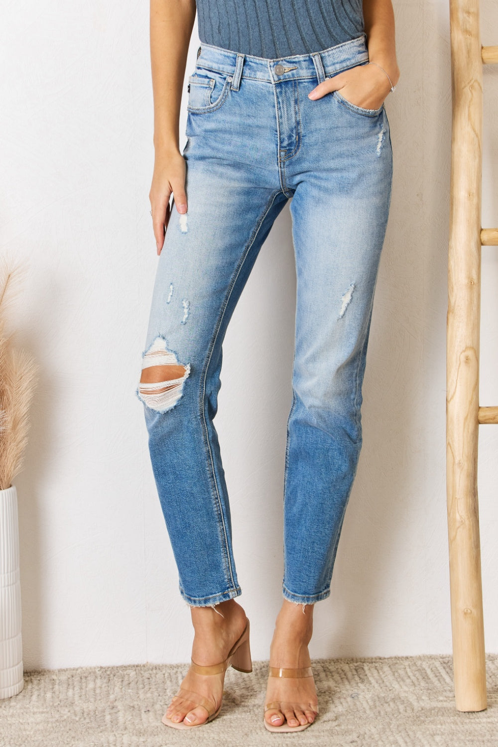 Stilla | High Rise Distressed Slim Straight Jeans Levere