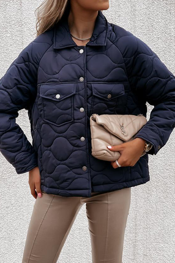 Stilla | Lækre Patchwork Outdoor Tøj Med Lommeklap og Omsluttet Krave